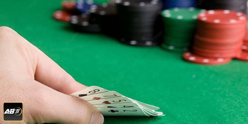 Cùng tìm hiểu về cách chia bài Poker chuẩn nhất